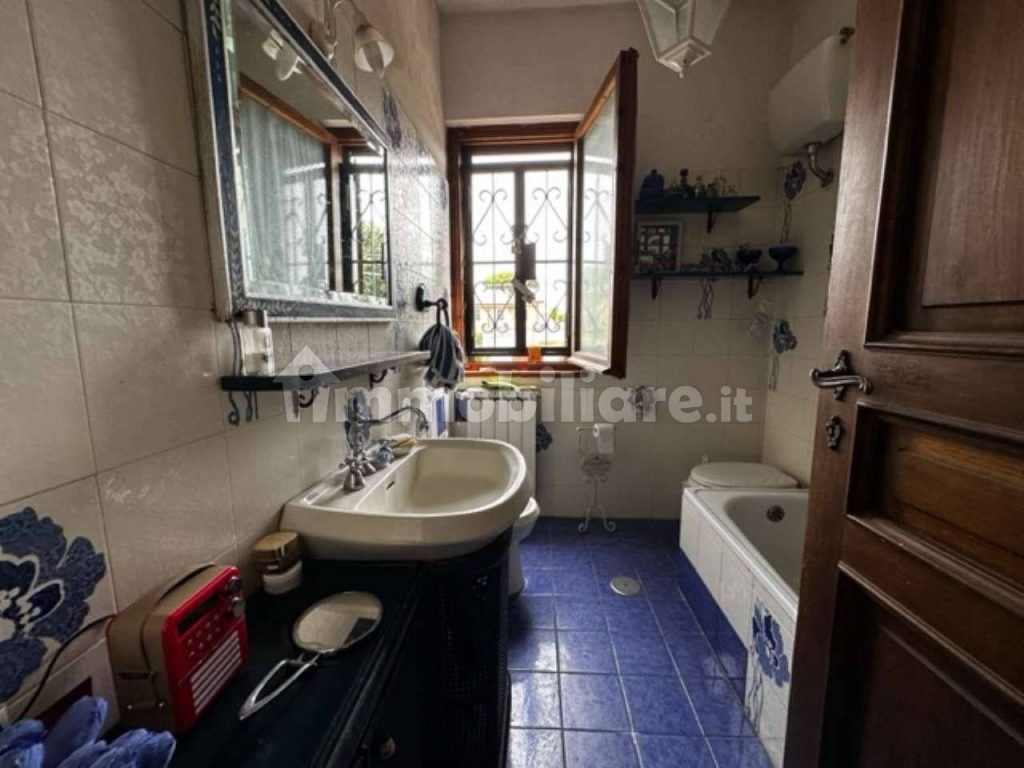 Vendita Villa Claudia Anzio bagno con vasca